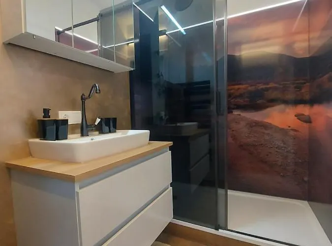 Auszeit Steiraland 8 Mit Ueberdachten Balkon Und Parkplatz 莱奥本